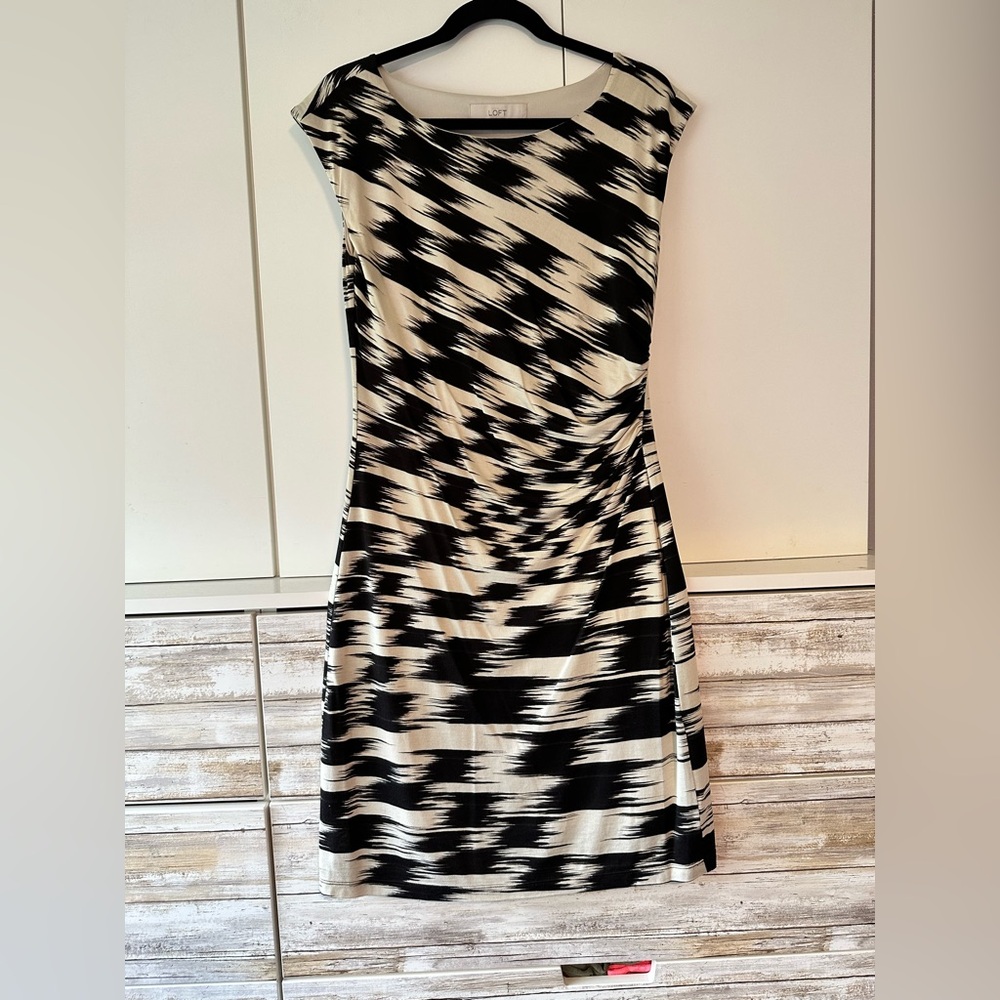🤍🖤 LOFT Black Cream Abstract Print Ruched Sheath Dress Size Small